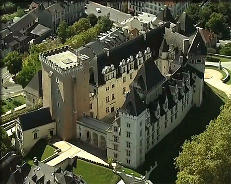 Chateau de PAU vue aérienne pendnat le chrono individuel de LA VUELTA 2019